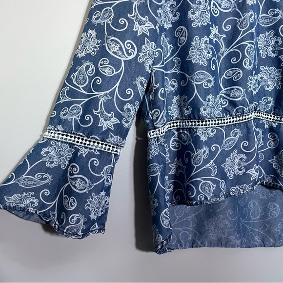 Fourteenth Place Paisley‎ Chambray Blouse with V-Neck - Size Medium - Picture 4 of 7